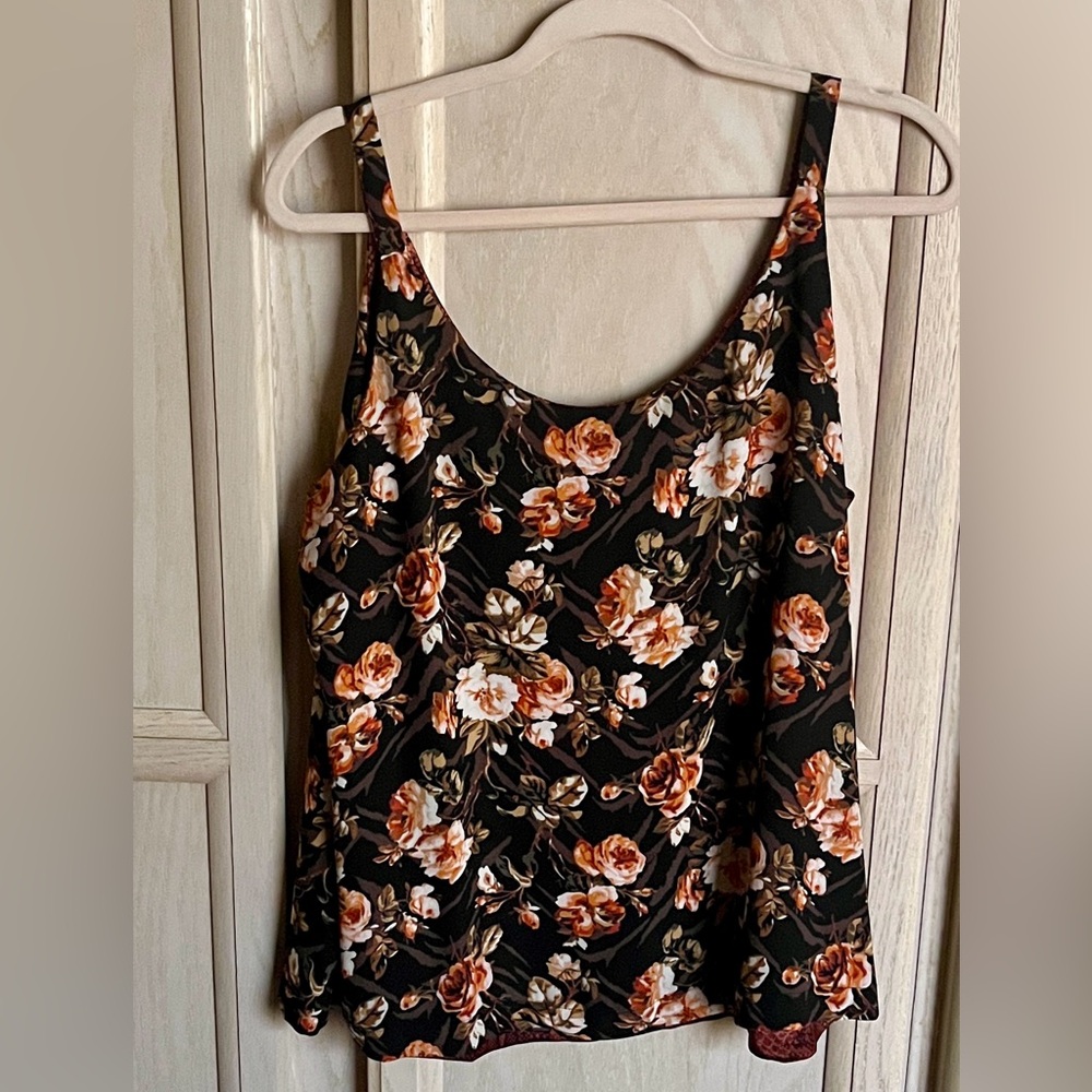 🌸 3/$30| WHBM Reversible tank - 4 looks in 1! - Picture 2 of 4